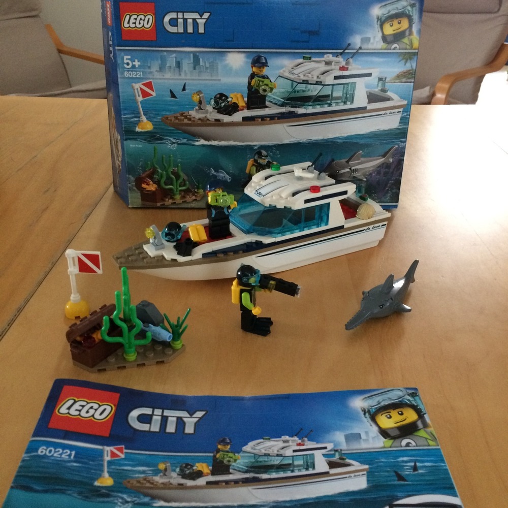 LEGO City‎ 60221 Diving Yacht Toy Set With Scuba Divers Shark And Treasure Chest